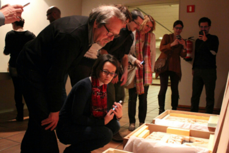 Llorenç i Berta Blasi observant unes reproduccions en 3D d'alabastre al Museu Episcopal de Vic (Foto: MEV)