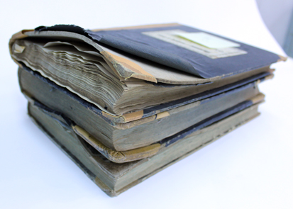 Llibres de registre afectats per la inundació, abans de la restauració