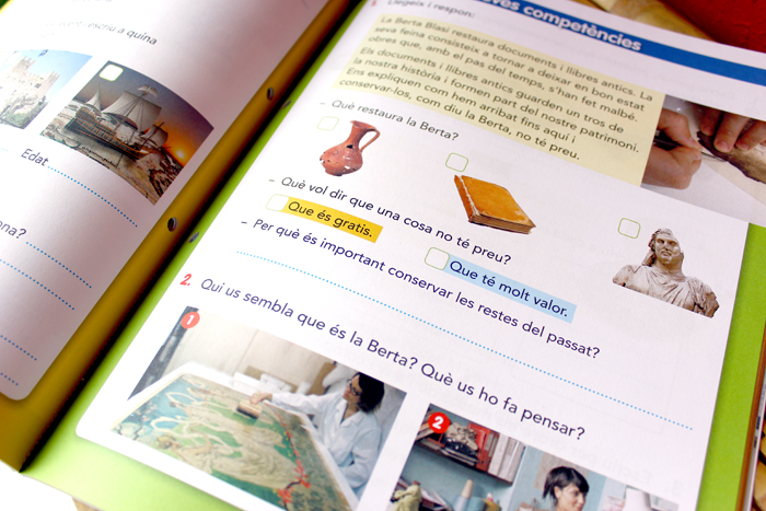 La pàgina on apareix l'exercici relacionat amb la professió de la restauració del patrimoni documental al llibre de text de l'editorial Vicens Vives