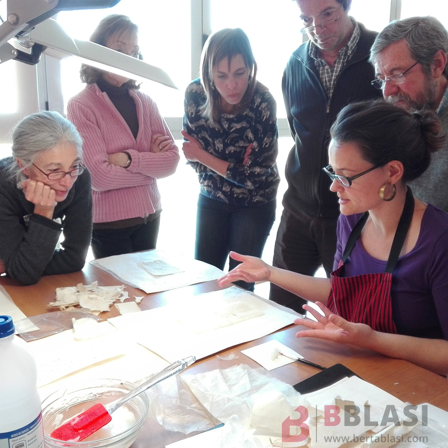 Fotografia d'una edició del curs d'iniciació a al restauració de documents
