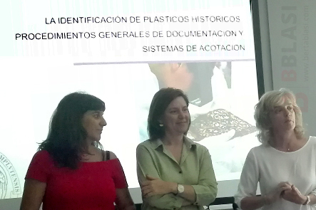 Dra. Ruth Chércoles, Dra. Silvia García i Àngels Soler fent la presentació del curs d'identificació de plàstics històrics