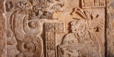 Estela 15 de Yaxchilan: la senyora Wak Tuun té la visió d'una serp que emergeix d'una olla on es crema paper amate impregnat de sang