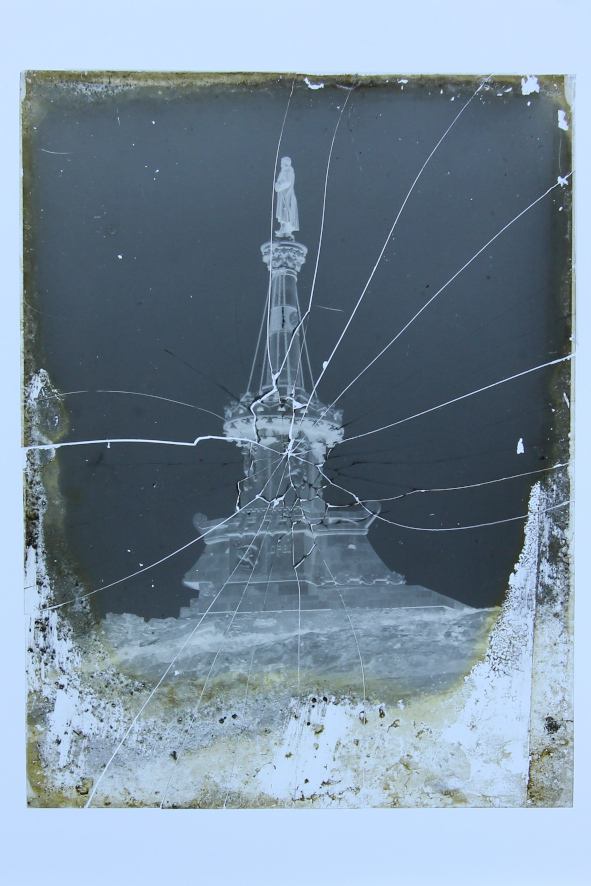 Exemple de placa amb fragmentació greu del suport de vidre, visió amb llum transmesa.