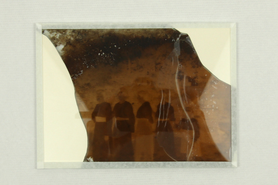 Exemple de placa fragmentada i amb pèrdua. L'encapsulat es fa entre dos vidres i es segella el perímetre amb una cinta de conservació tipus Filmoplast P-90.