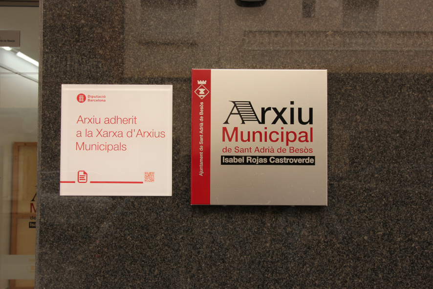 Placa informativa de l'Arxiu de Sant Adrià de Besòs "Isabel Rojas Castroverde"